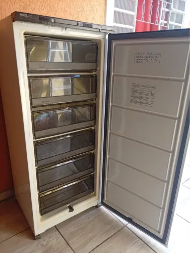 Vendo freezer cônsul