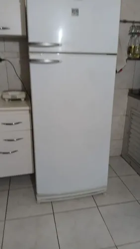 Vendo geladeira Dako branca 450 litros