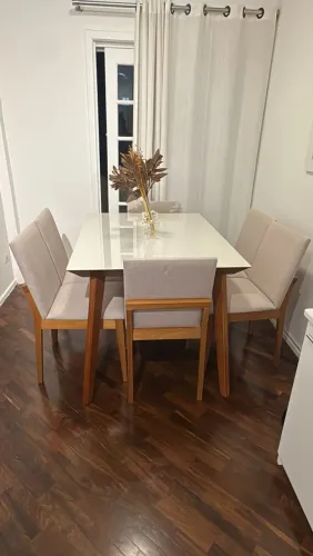 Mesa com 6 lugares e 6 cadeiras 