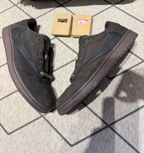 AJ1 Travis Velvet Brown size 40