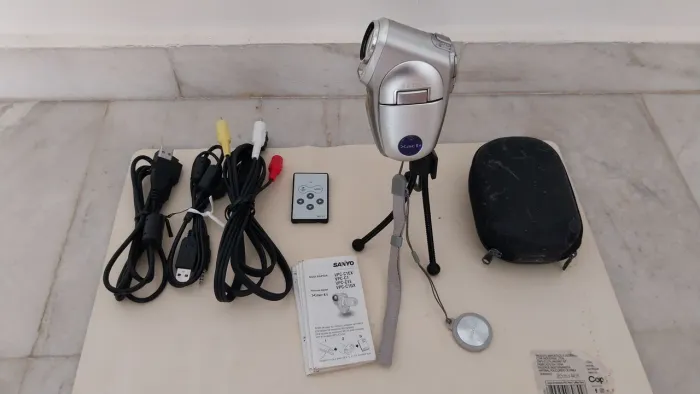 CÂMARA E FILMADORA PORTÁTIL SANYO