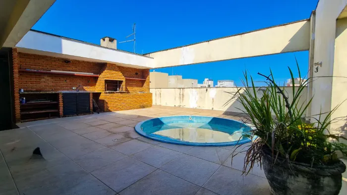 Cobertura duplex à venda na praia de Pitangueiras, região da Barra Funda