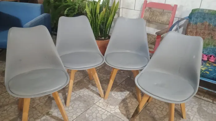 Conjunto de 4 cadeiras.