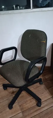 cadeira de rodinha bem conservada com pequeno detalhe na almofada