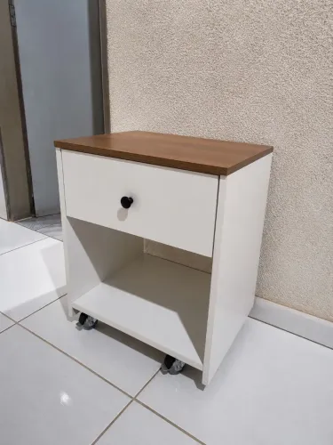 Mesa de cabeceira com acabamento em louro freijó poró