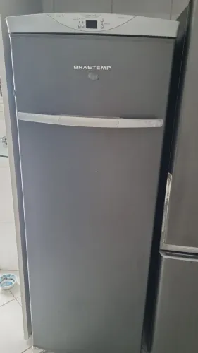 Freezer / refrigerador Brastemp plotada, com defeito