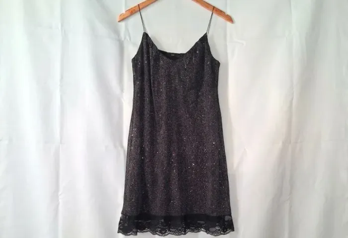 Vestido curto em tule brilhoso e renda, marca Pool, tam P
