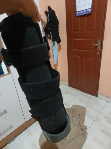 Vendo uma bota ortopédica usada preta *  zap