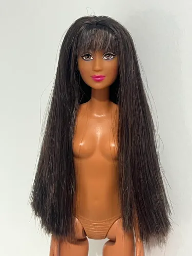 Barbie morena anos 2000 com franja