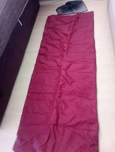 Saco de dormir Trilhas & Rumos Vinho em náilon com forro interno em tecido respirável  