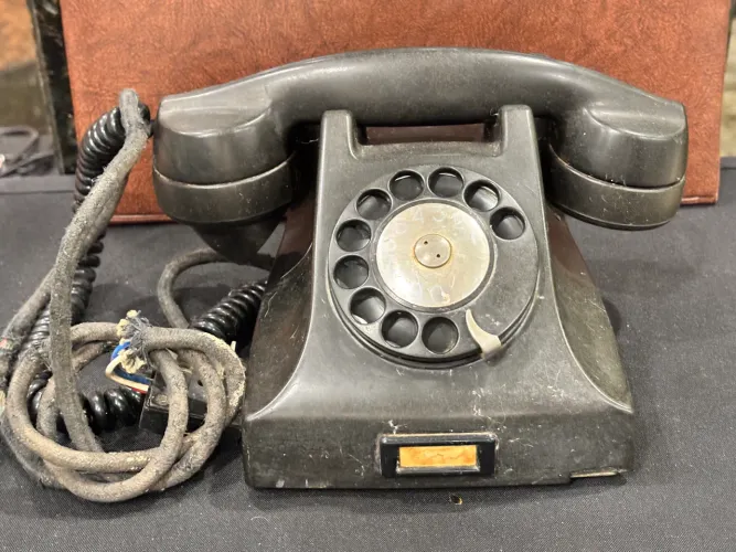 Antigo telefone preto modelo