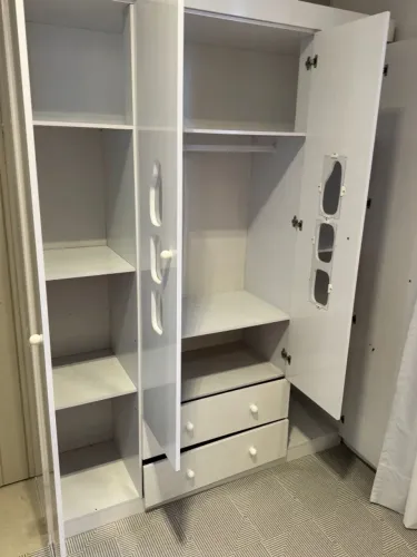 Guarda roupa branco 