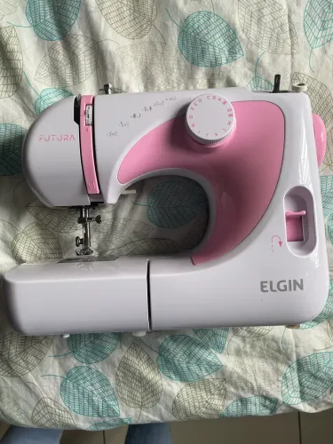 Máquina de costura Elgin 127V