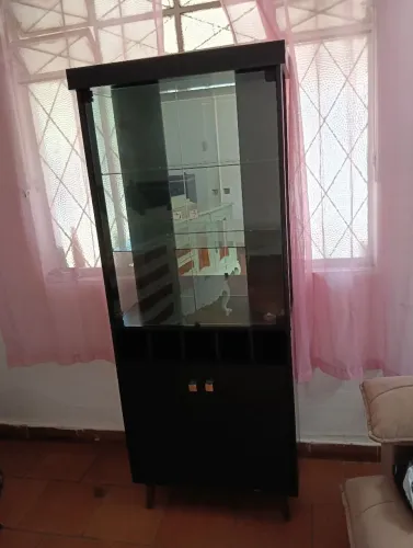 Cristaleira e painel preto