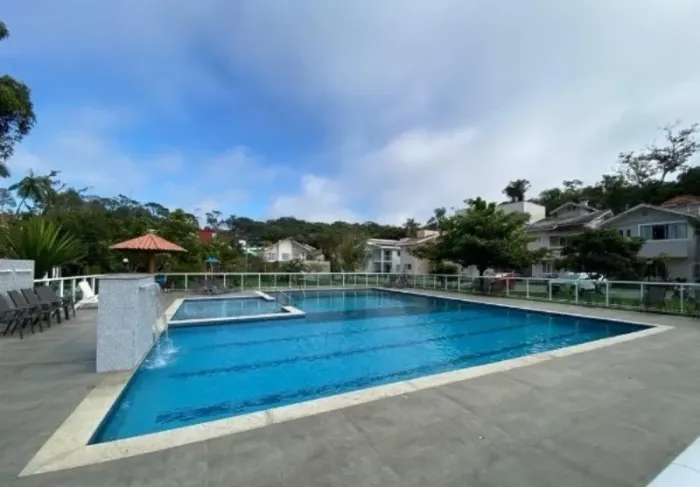 CASA EM CONDOMÍNIO FECHADO BEM PRÓXIMO DE BALNEÁRIO CAMBORIÚ