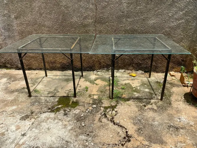 Mesa de vidro com estrutura de metal