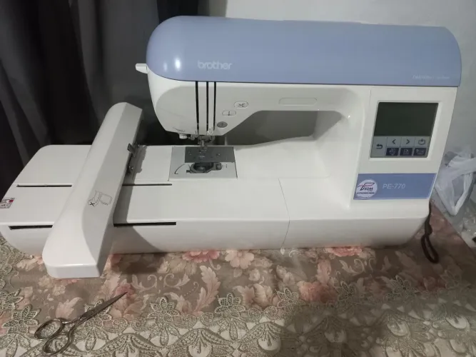 Maquina costura bordadeira