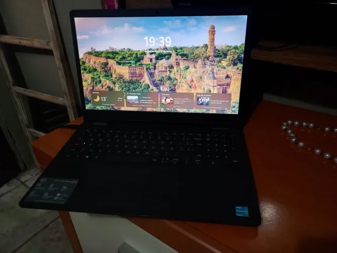 notebook Dell Inspiron 15 3000 de cor preta