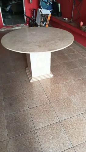 Mesa redonda tampo e pé de mármore maciço bege para 6 lugares, 1,20m de diâmetro.