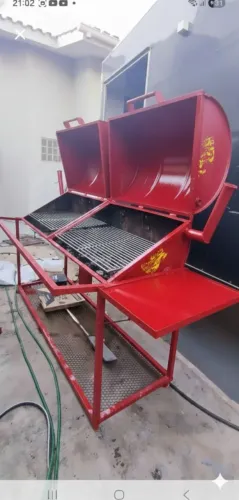 Churrasqueira dupla a bafo. Excelente para hambúrguer.