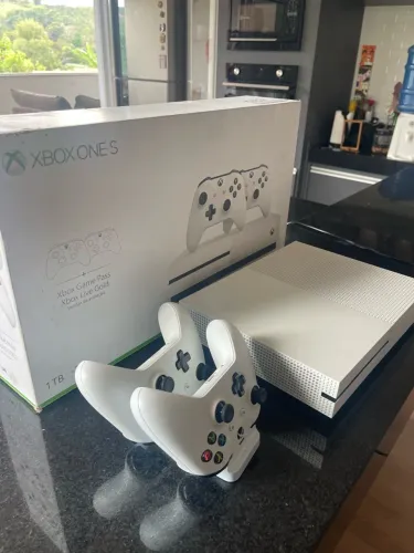 Vendo Xbox One S 1TB