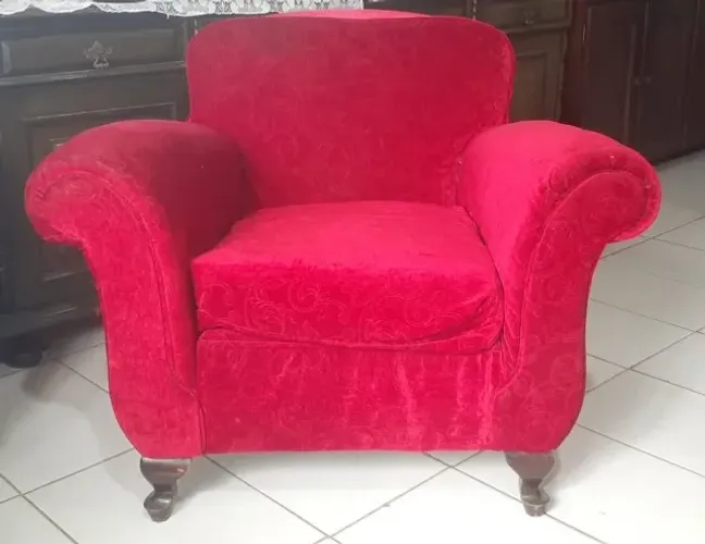 Sofá Vintage em Veludo Vermelho
