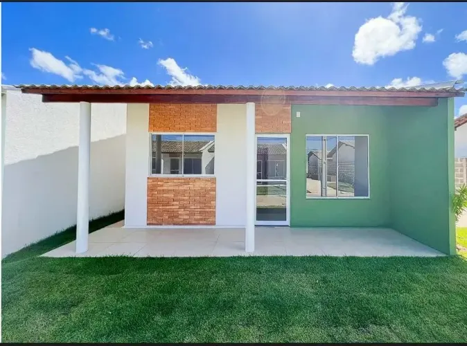 Alugo casa em condomínio fechado.
