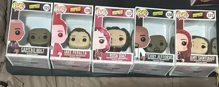 Funkos artesanais da série Brooklyn 99