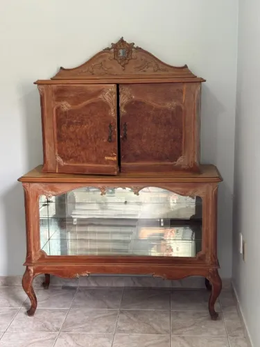 Cristaleira-vitrine antiga Grassetto, São Paulo, c. 1935-1950, estilo Luís XV