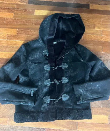 Jaqueta feminina nobuque preto forrada pelúcia com fecho detalhe madeira TAM M 38/40