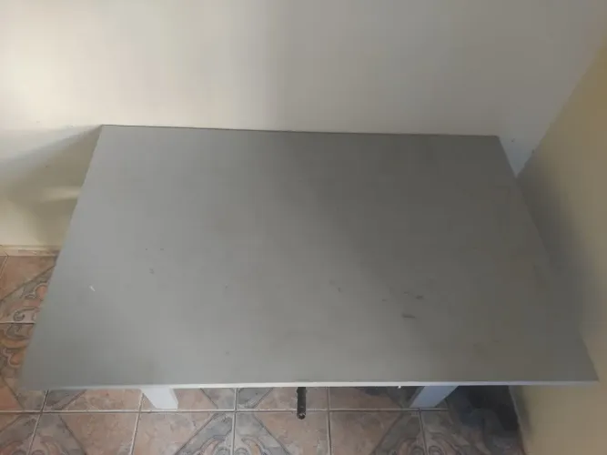 Mesa de Madeira Maciça e Resistente ? R$ 300