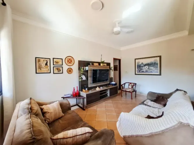Casa de 160m² com 03 quartos sendo 01 suíte para locação - Jardim Centenário