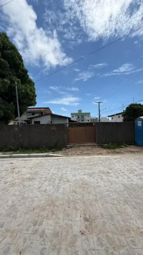 Casa de esquina, ideal para construção de prédio, localizada em rua totalmente calçada.