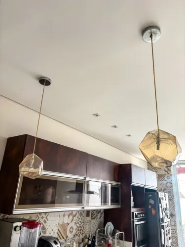 Par de pendentes decorativos com cúpulas de vidro em tom âmbar/fumê e design geométric