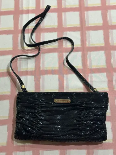 Clutch Michael Kors preta 