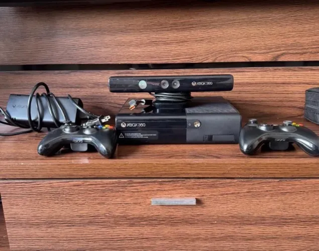 Xbox 360 + kinect + 2 controle 