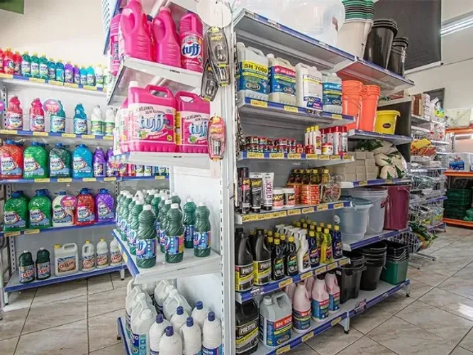 gôndolas de produtos de limpeza