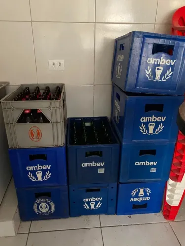 Engradado de cerveja e casco vazio