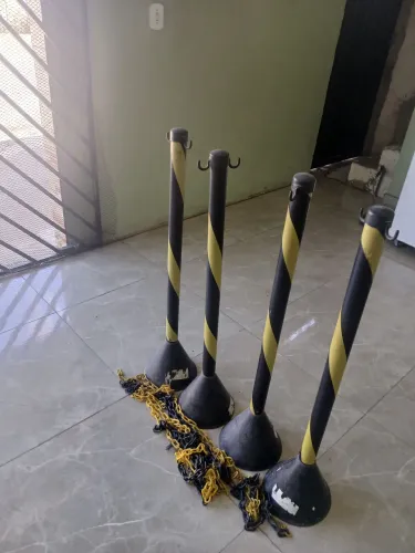 Quatro Pedestais zebrado e uma corrente com 10 metros 