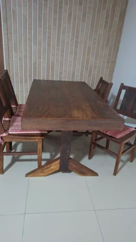 Mesa com 4 cadeiras em madeira maciça e estofados, perfeito estado.