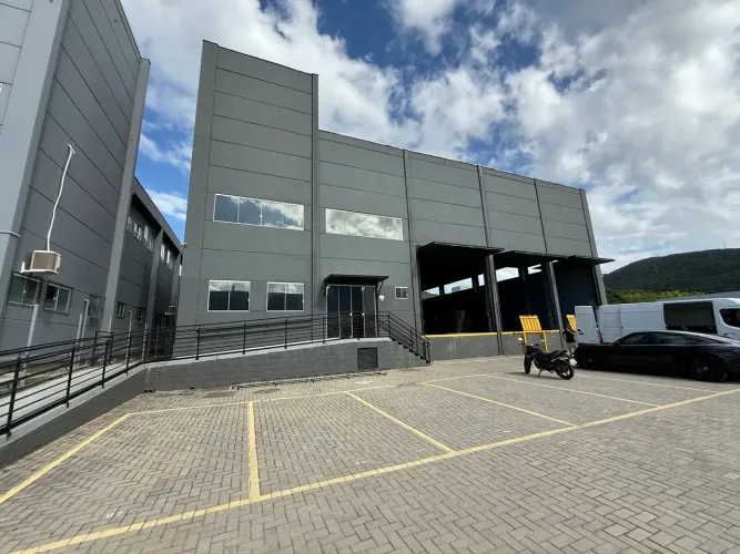 Imóvel para aluguel possui 1350 metros quadrados em Beira Rio - Biguaçu - SC