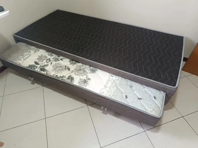 Cama box de solteiro excelente estado com colchão.