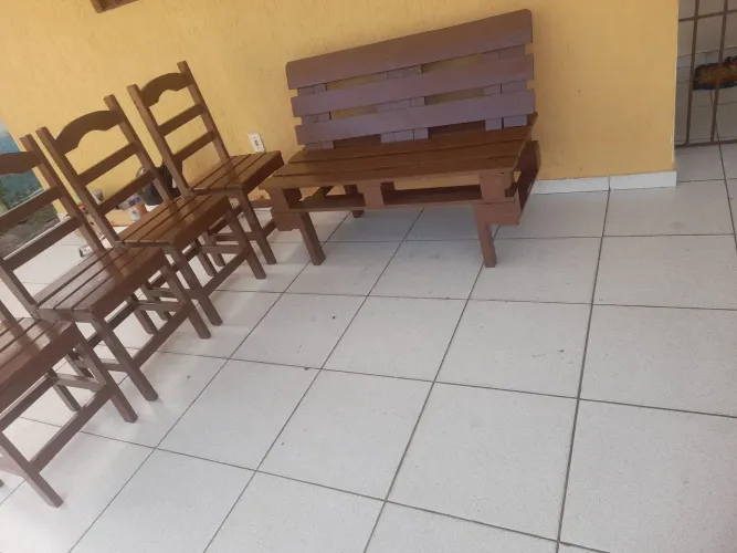 vendo este conjunto de quatro cadeiras e um banco de madeira maciça de primeira qualidade