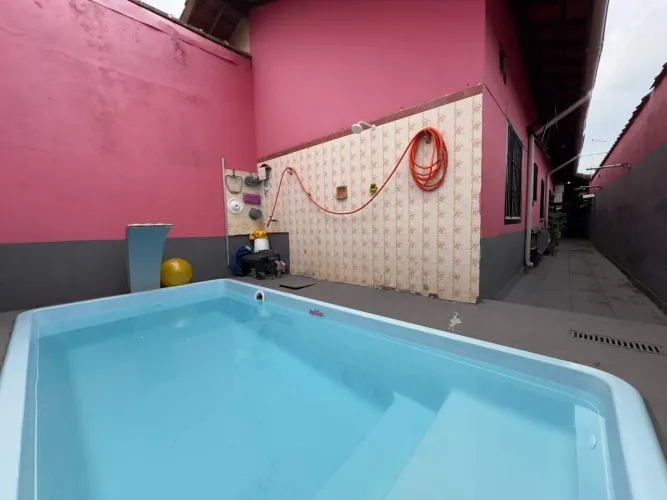 Casa à venda no Bairro Ocian (Praia Grande/SP) | 2 dorms, 1 suíte, piscina e 2 vagas
