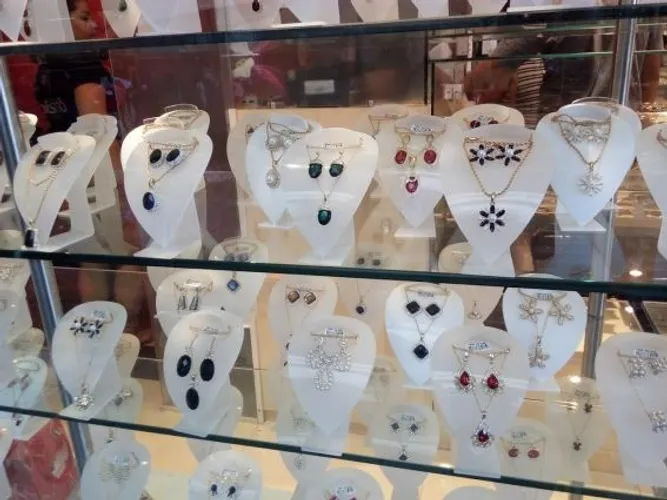 Expositores para colares e brincos totalmente em acrílico