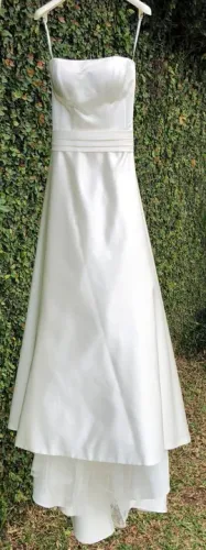 Lindo vestido de casamento com véu e bolero bordado
