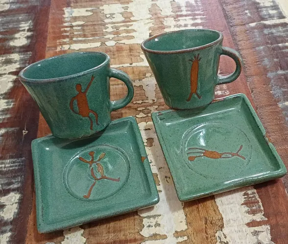Conjunto de xícara e pires em cerâmica artesanal