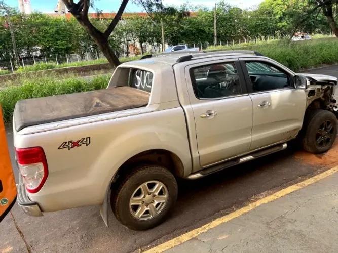Ford Ranger Limited 3.2 4x4 Cabine Dupla (sucata)