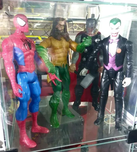 Vendo bonecos colecionáveis super heróis - R$ 100 cada.