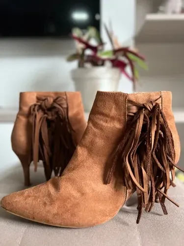 Bota cano curto com franjas marrom